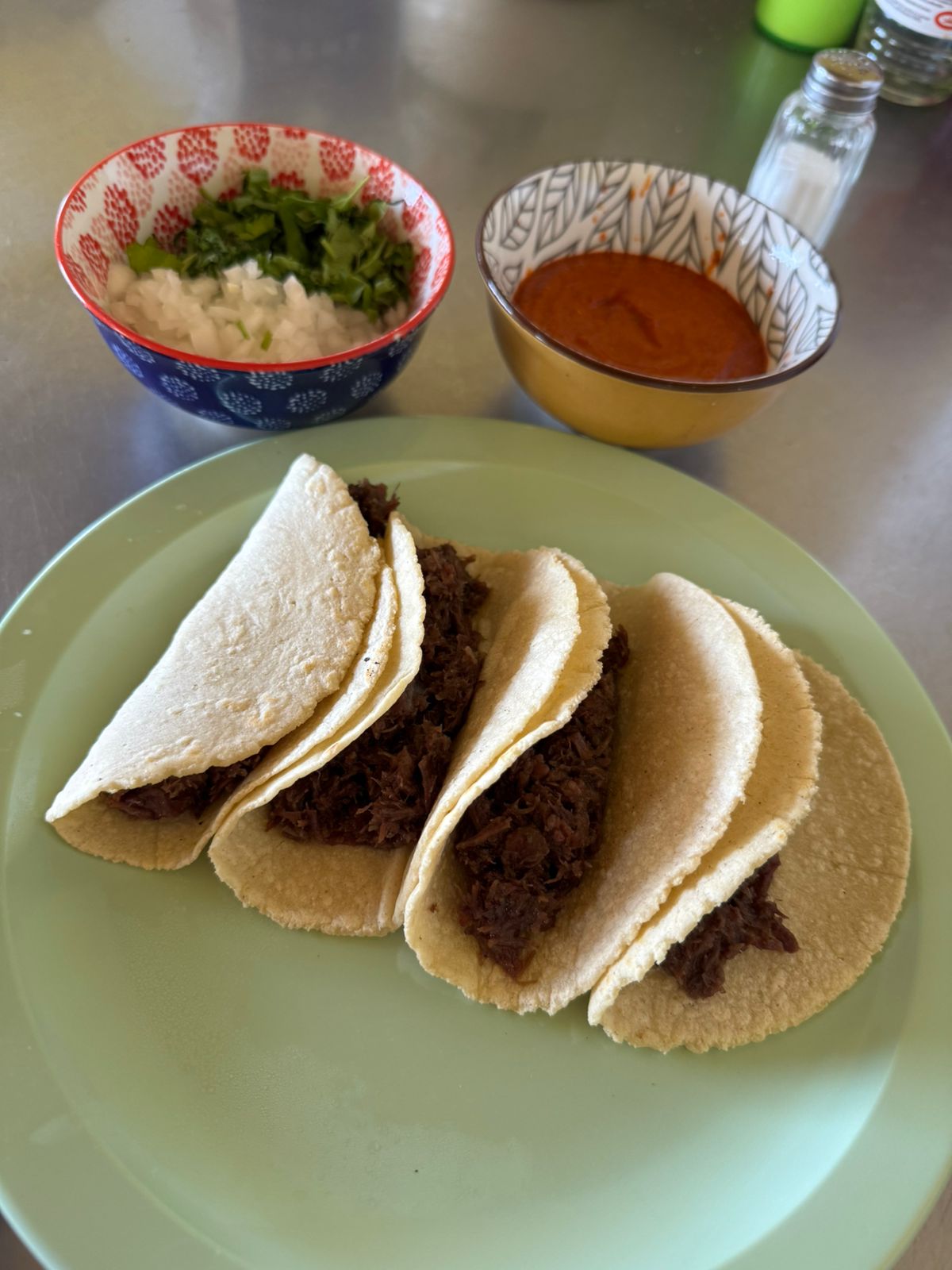Tacos de barbacoa con salsa, cebolla y cilantro
