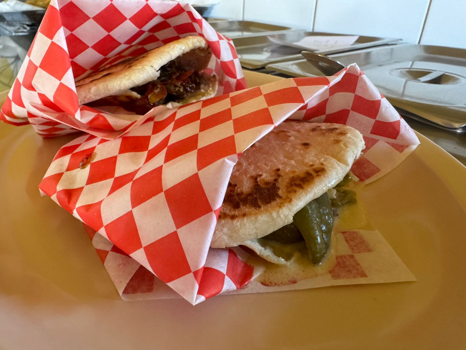 Gorditas de harina rellenas de guiso